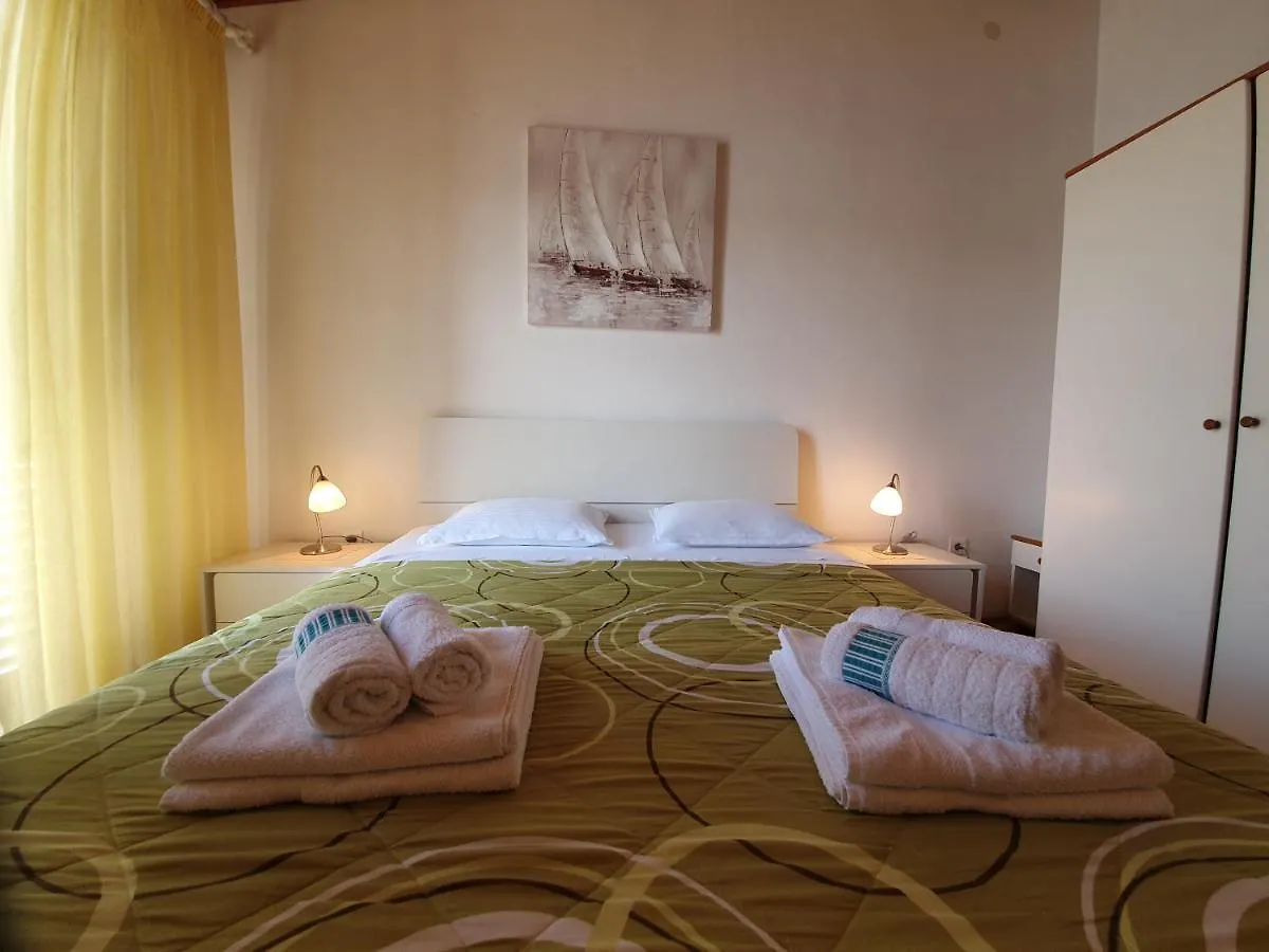 Apartments Desa - Only For Families Паг